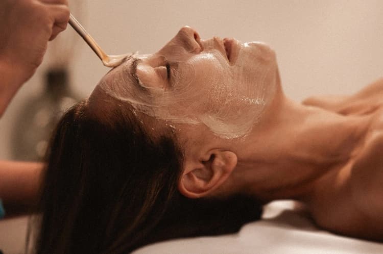 Location intro offers facial