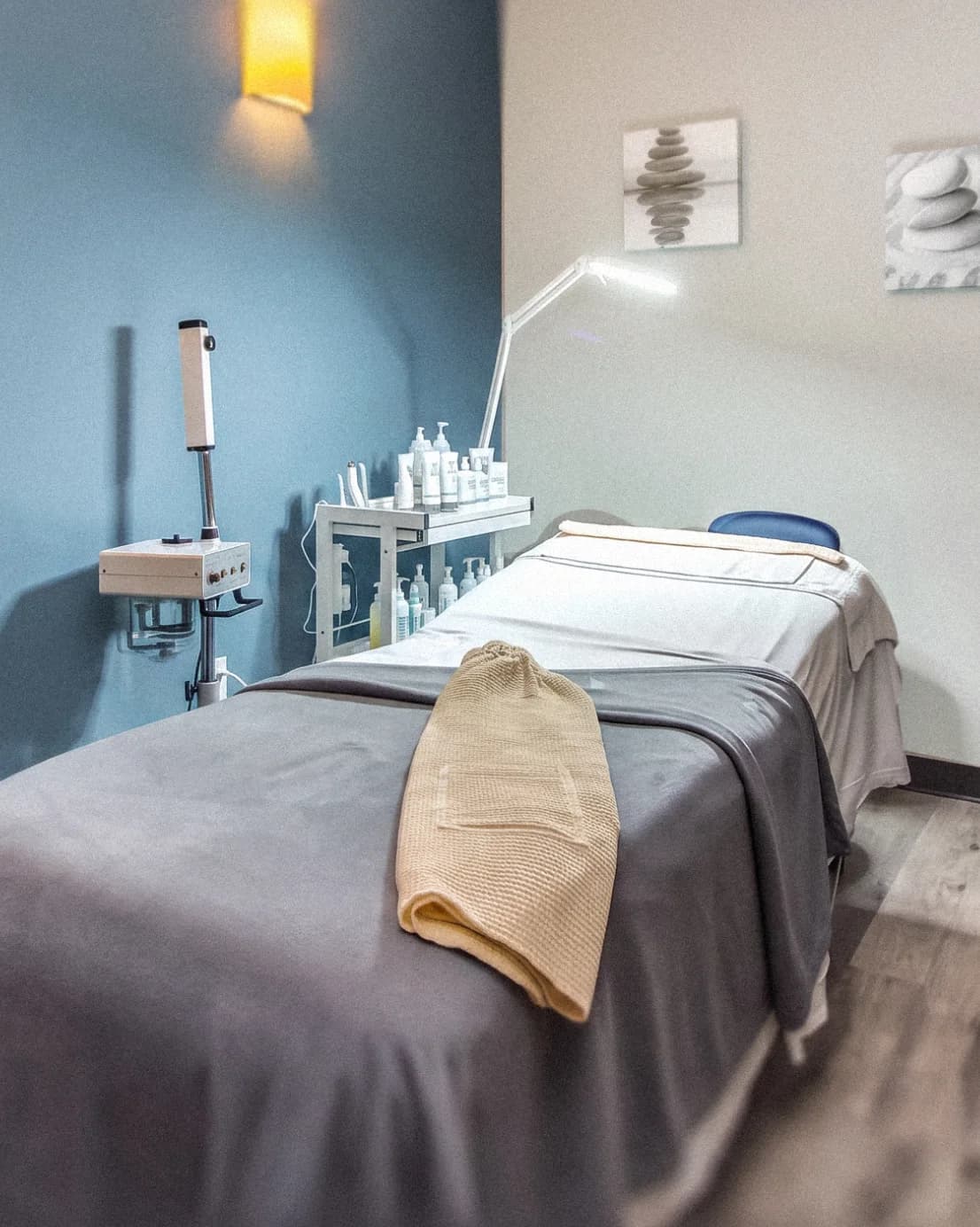 Spa room with bed